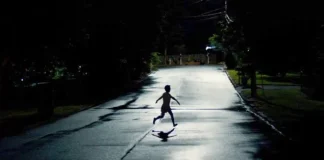 El director de Barbarian está preparando su próxima película weapons película