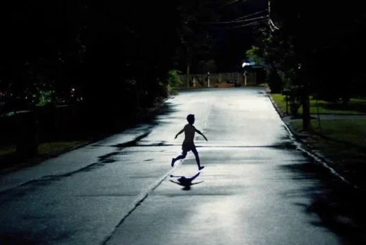 El director de Barbarian está preparando su próxima película weapons película