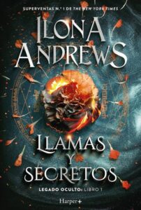 Portada de "Llamas y secretos" de Ilona Andrews editada por Harper Collins Ibérica| Fuente: HarperCollins