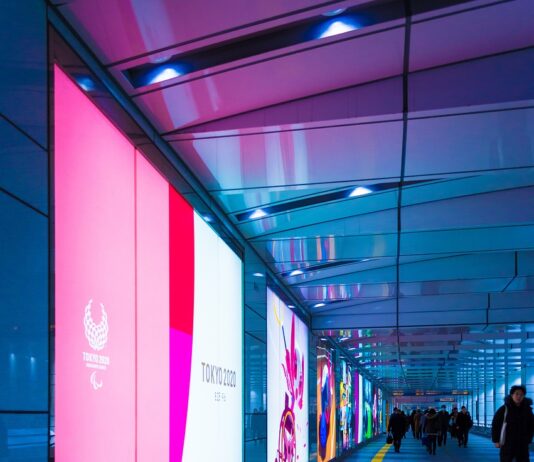 Innovación que cautiva : cómo los juegos interactivos en pared transforman la experiencia del cliente