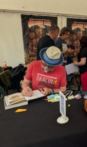 Joe Hill firmando su obra Locke & Key.