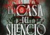 «La casa del silencio»: una mansión escalofriante con un poderoso secreto Una imagen e un fondo oscuro con una casa parecida a una jaula de pájaros y las lestras del título La Casa del silencio