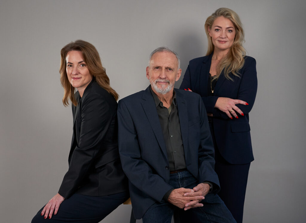 Coautores de "Las almas muertas no cantan" (Departamento Q 11): Line Holm, Jussi Adler-Olsen y Stine Bolther.