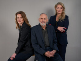 El impecable regreso del «Departamento Q» Coautores de "Las almas muertas no cantan" (Departamento Q 11): Line Holm, Jussi Adler-Olsen y Stine Bolther.