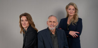 El impecable regreso del «Departamento Q» Coautores de "Las almas muertas no cantan" (Departamento Q 11): Line Holm, Jussi Adler-Olsen y Stine Bolther.