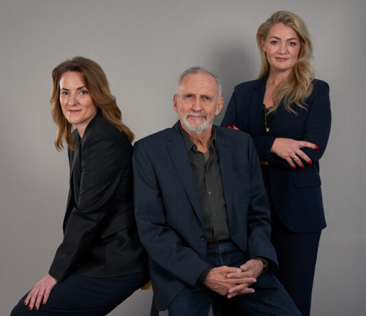 El impecable regreso del «Departamento Q» Coautores de "Las almas muertas no cantan" (Departamento Q 11): Line Holm, Jussi Adler-Olsen y Stine Bolther.
